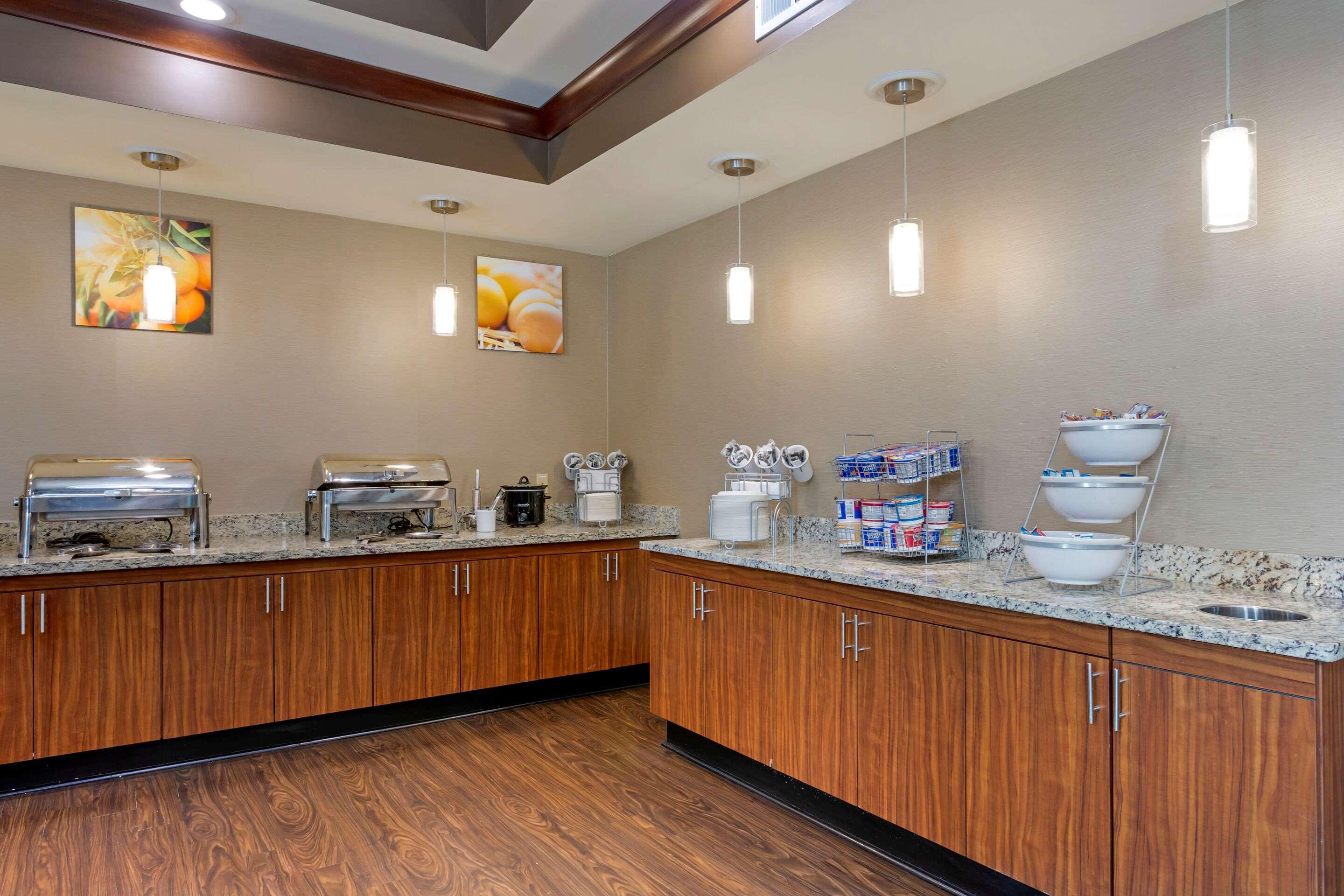 Comfort Suites Little Rock West Екстер'єр фото